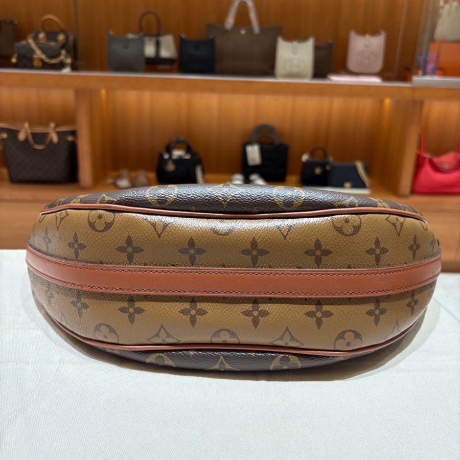 【穿搭必備 x 收藏潛力】Louis Vuitton Loop Hobo 半月鏈帶斜背包|附老花收納小包|大容量輕盈設計|稀有珍藏款-7