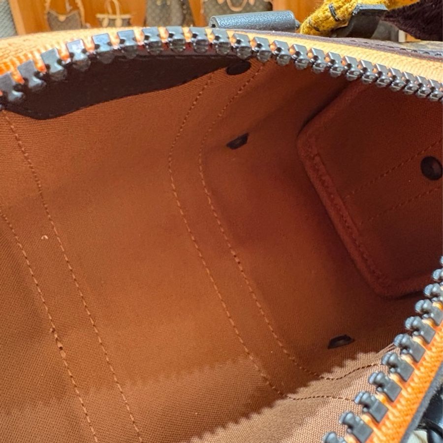 【限量收藏 x 時尚造型】Louis Vuitton Nano Keepall 小猴斜肩包|Zoom With Friends 聯名系列|老花帆布 × 可愛玩偶吊飾|輕巧百搭,吸睛滿分-9