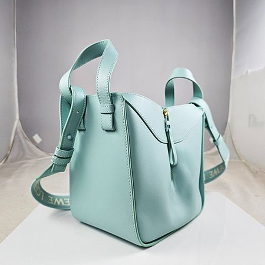 *奢華大道國際精品*【LW221】LOEWE TIFFANY藍小牛皮兔年限定吊床包 (小款)-1