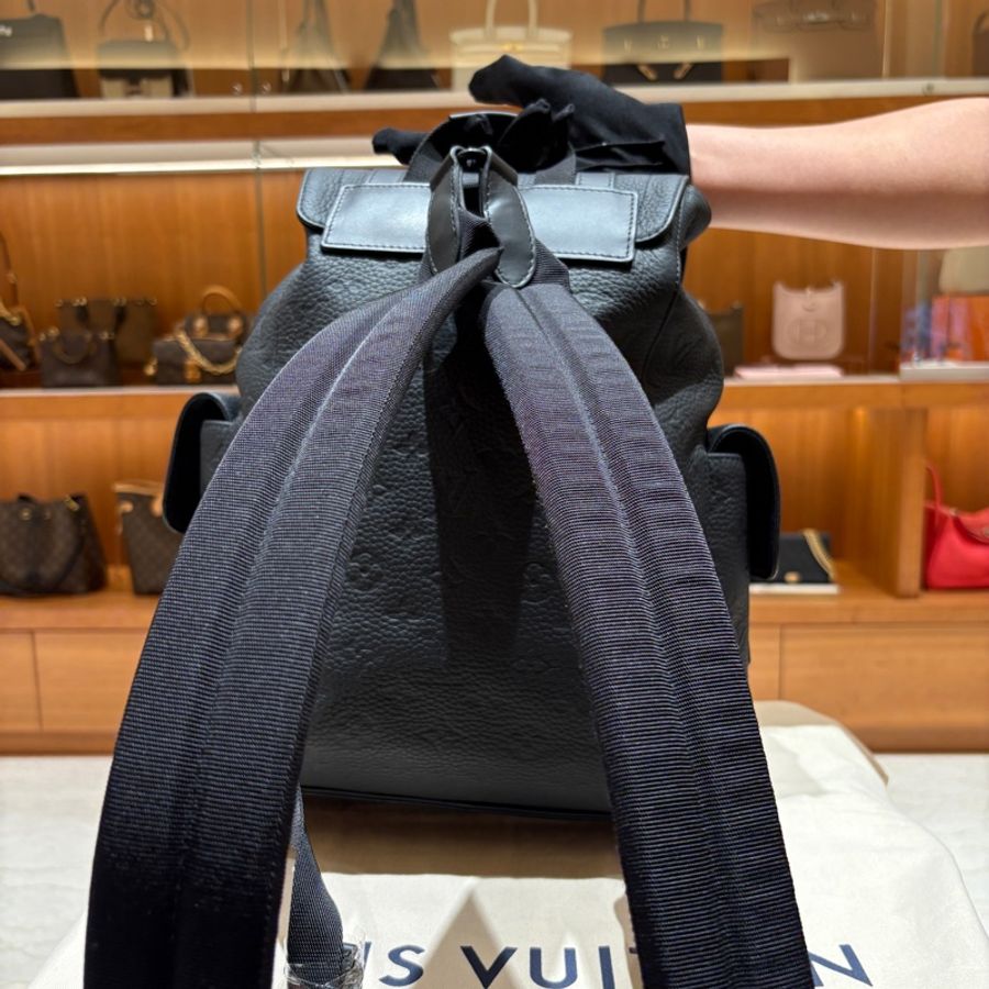 【男士通勤首選】Louis Vuitton Christopher PM 黑色壓紋後背包|Monogram Empreinte 牛皮|大容量極致機能|型男必備-1