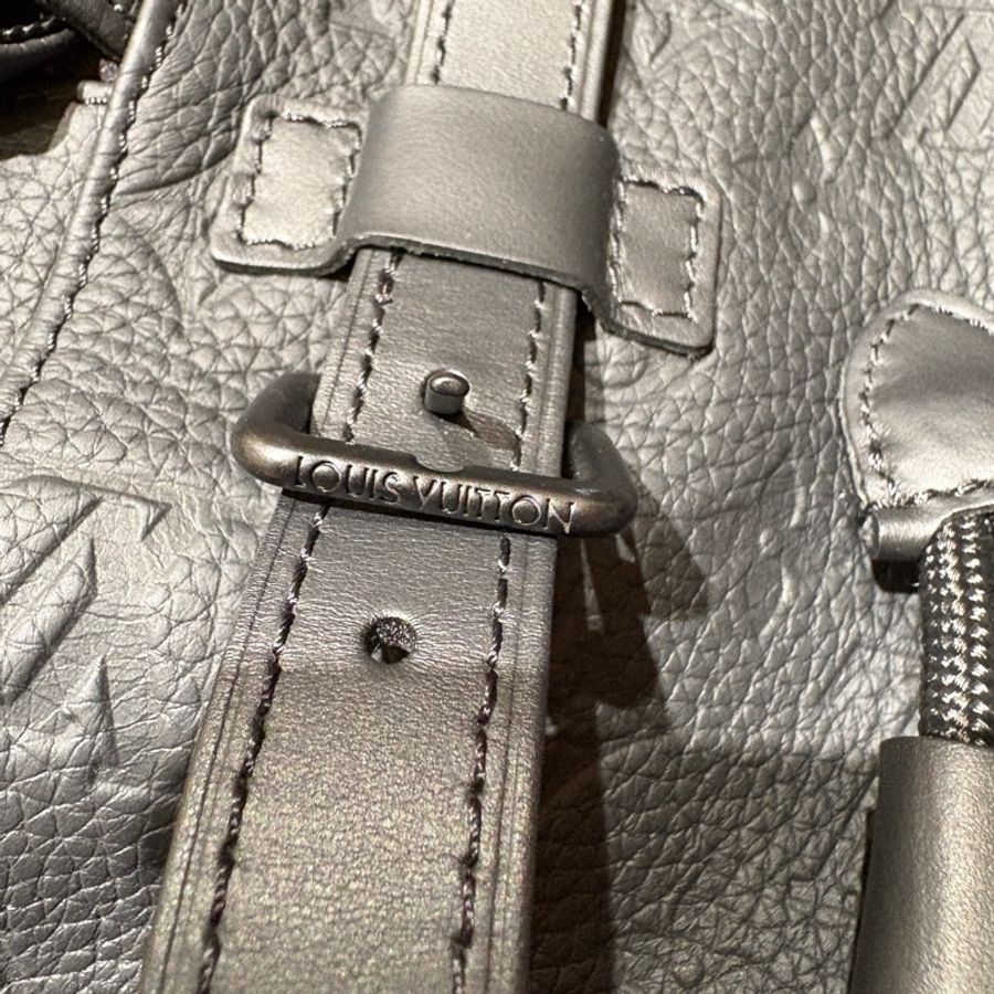 【男士通勤首選】Louis Vuitton Christopher PM 黑色壓紋後背包|Monogram Empreinte 牛皮|大容量極致機能|型男必備-3