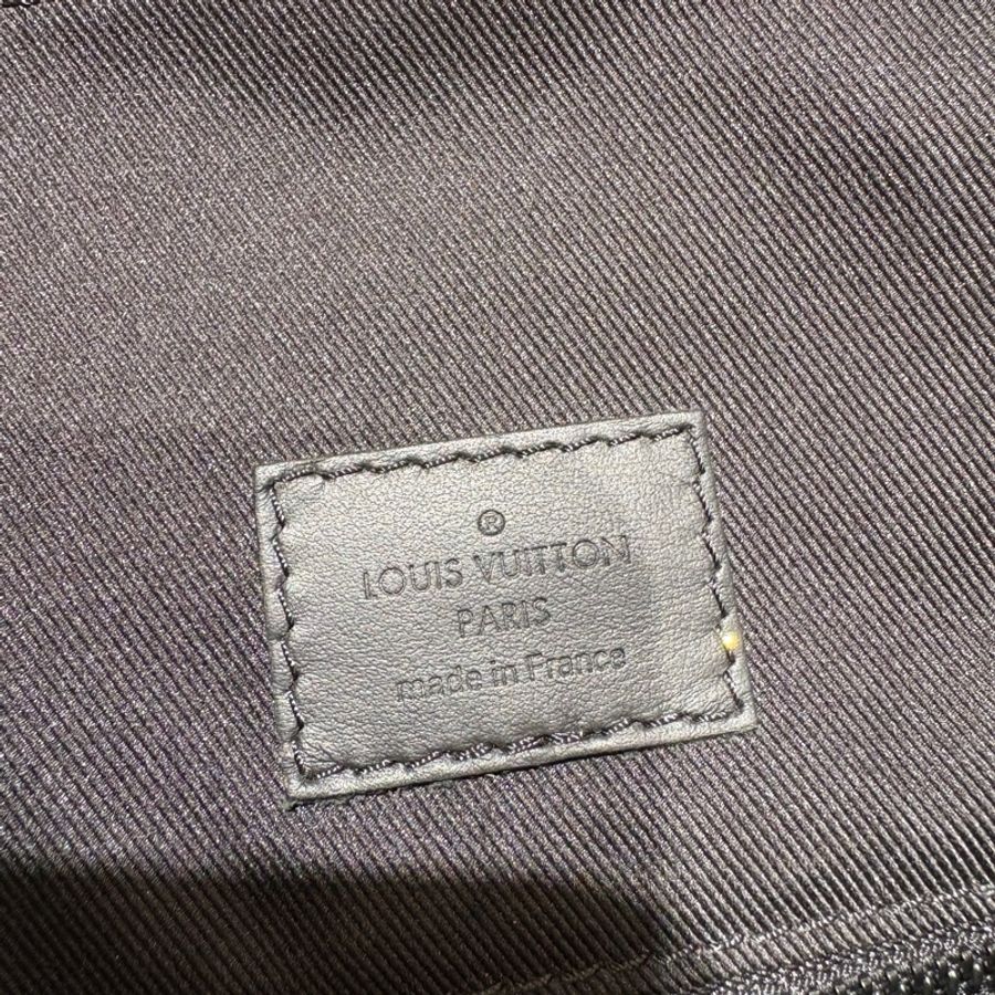 【男士通勤首選】Louis Vuitton Christopher PM 黑色壓紋後背包|Monogram Empreinte 牛皮|大容量極致機能|型男必備-4