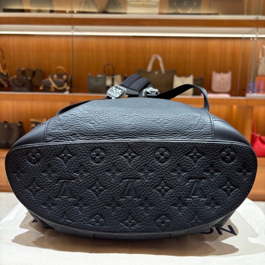 【男士通勤首選】Louis Vuitton Christopher PM 黑色壓紋後背包|Monogram Empreinte 牛皮|大容量極致機能|型男必備-7