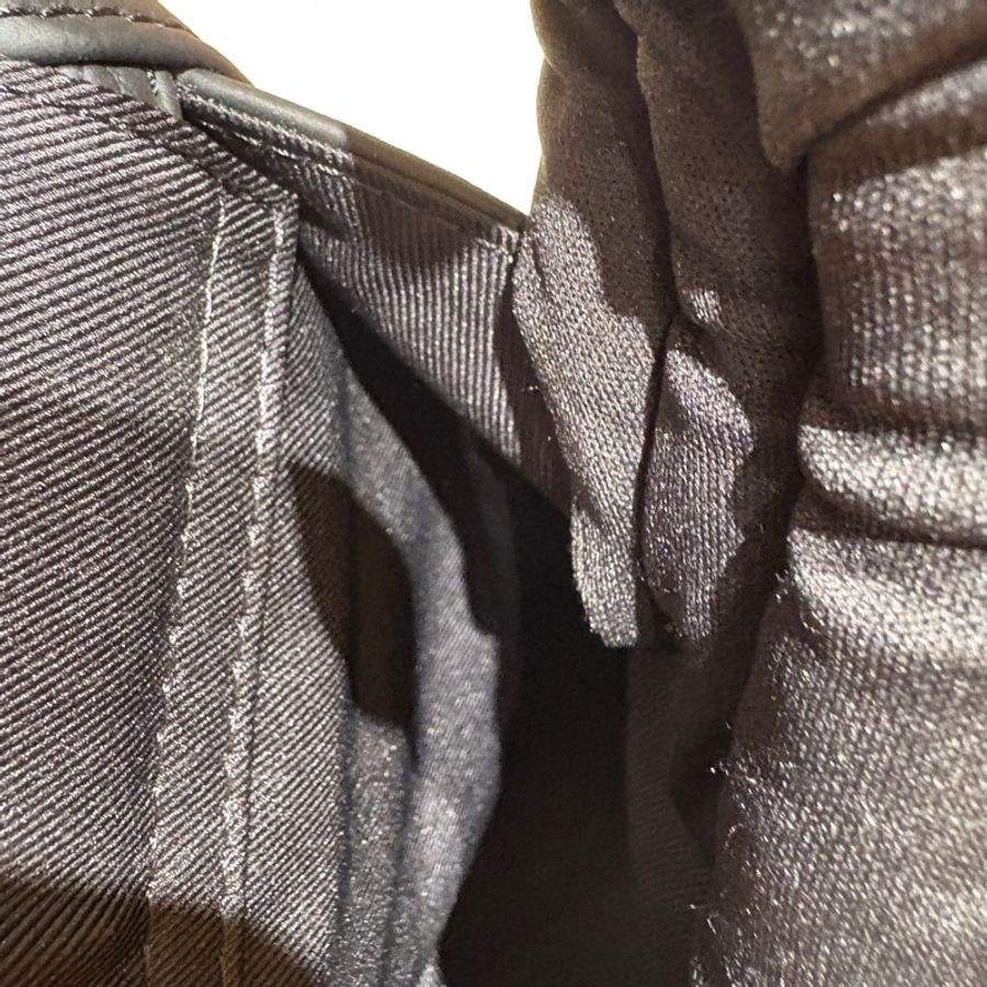 【男士通勤首選】Louis Vuitton Christopher PM 黑色壓紋後背包|Monogram Empreinte 牛皮|大容量極致機能|型男必備-8