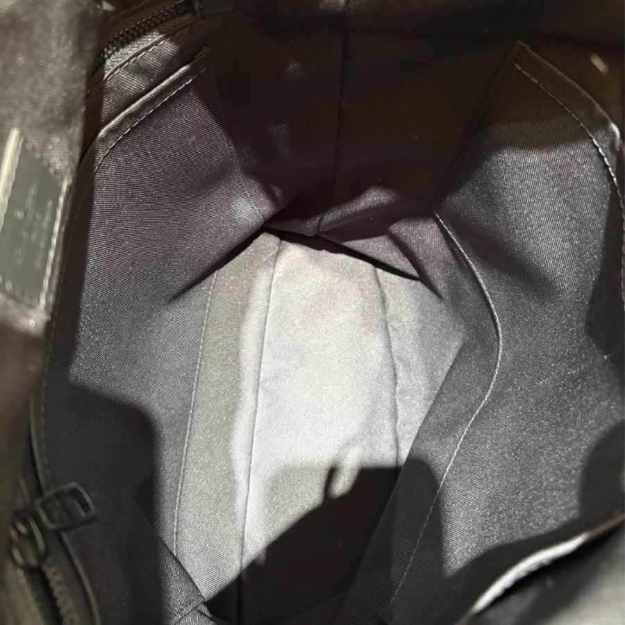 【男士通勤首選】Louis Vuitton Christopher PM 黑色壓紋後背包|Monogram Empreinte 牛皮|大容量極致機能|型男必備-9