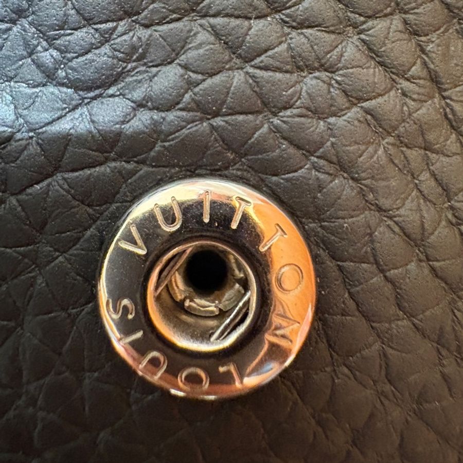 【男士通勤首選】Louis Vuitton Christopher PM 黑色壓紋後背包|Monogram Empreinte 牛皮|大容量極致機能|型男必備-11