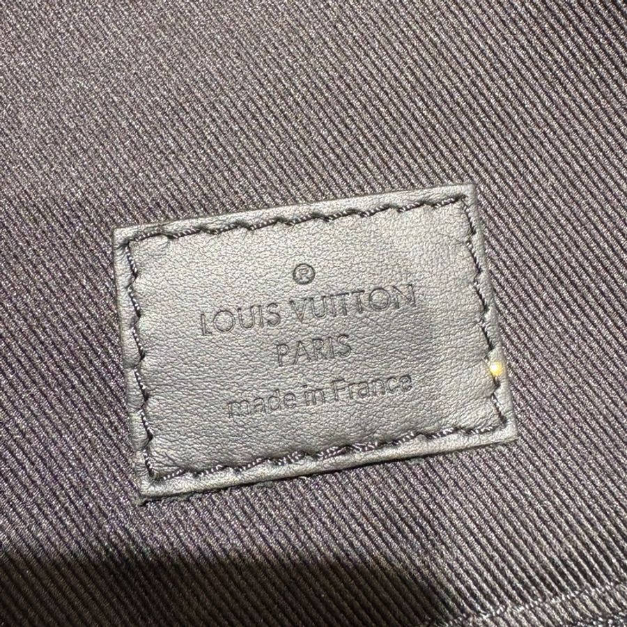 【男士通勤首選】Louis Vuitton Christopher PM 黑色壓紋後背包|Monogram Empreinte 牛皮|大容量極致機能|型男必備-12