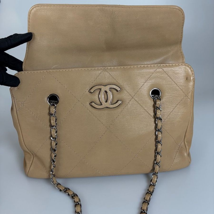 CHANEL 銀扣菱格紋手提單肩包 奶茶-5