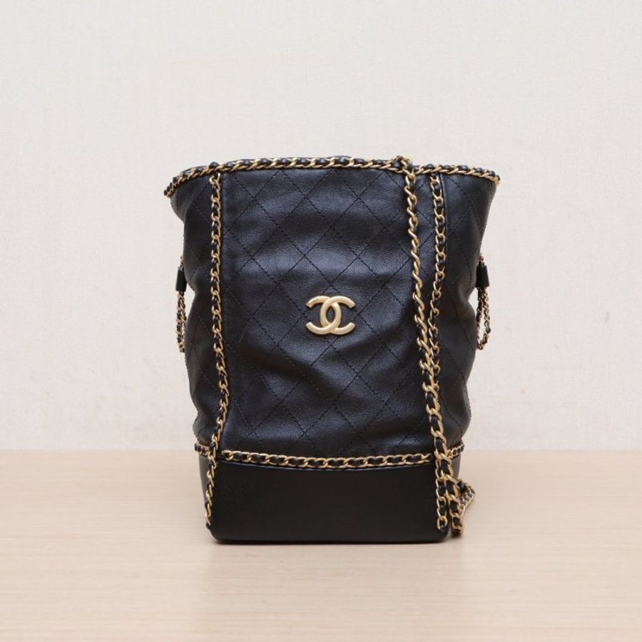 CHANEL 黑色牛皮晶片開金扣鏈條邊抽繩福袋包肩背包-1