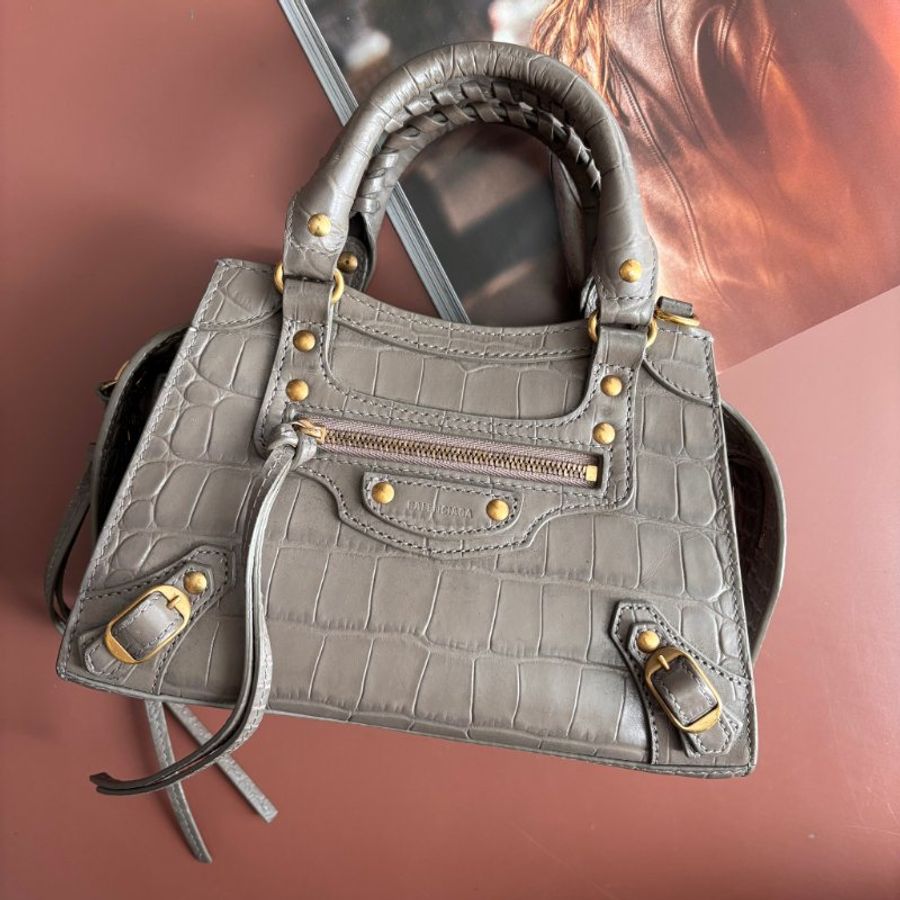 ::BALENCIAGA:: 巴黎世家 牛皮鱷魚壓紋 奶茶色迷你機車包 nano neo city 斜背/側背/手提-0