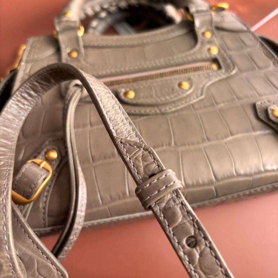 ::BALENCIAGA:: 巴黎世家 牛皮鱷魚壓紋 奶茶色迷你機車包 nano neo city 斜背/側背/手提-7