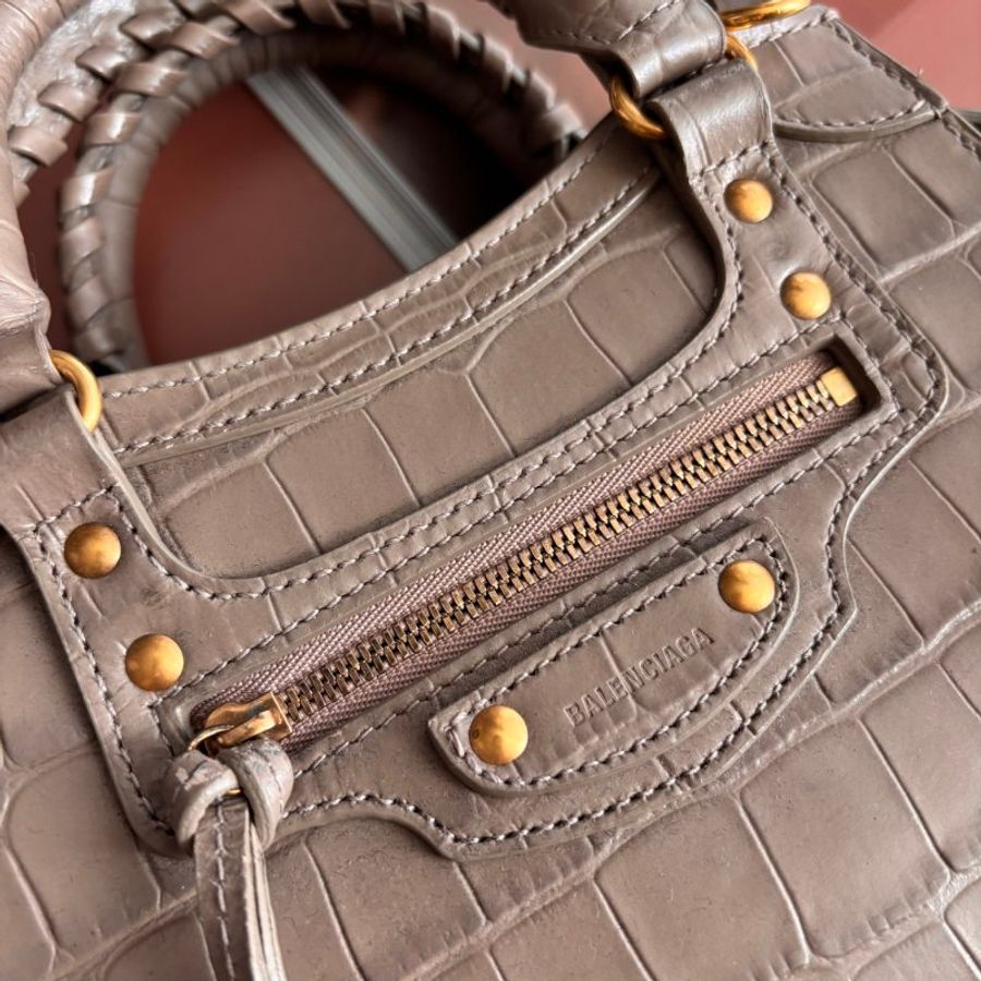 ::BALENCIAGA:: 巴黎世家 牛皮鱷魚壓紋 奶茶色迷你機車包 nano neo city 斜背/側背/手提-9