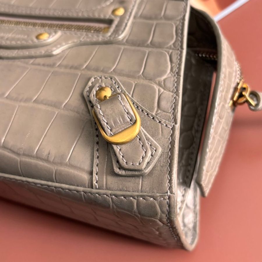 ::BALENCIAGA:: 巴黎世家 牛皮鱷魚壓紋 奶茶色迷你機車包 nano neo city 斜背/側背/手提-11