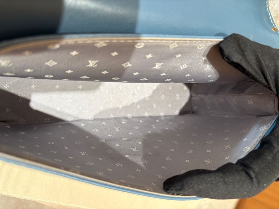 【限量復古、硬盒質感】Louis Vuitton Suhali Emeraude 山羊皮鉚釘肩背包|復刻經典款式|藍色硬挺皮革|輕奢收藏選擇-2