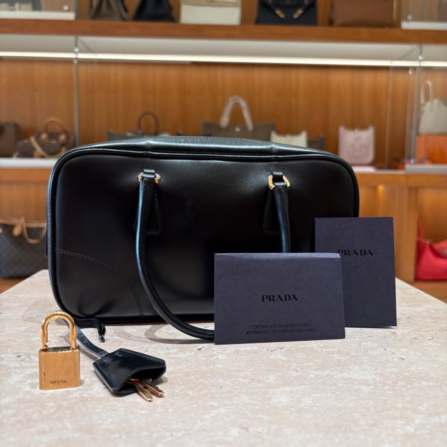 已售出!!【經典極簡・時尚收藏】PRADA 黑色牛皮保齡球包|全皮革設計|搭配金屬鎖頭與原廠卡件|義式摩登復古風格首選-5
