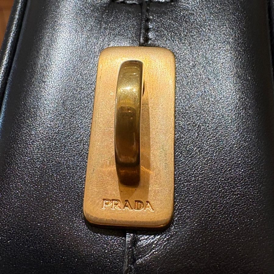 已售出!!【經典極簡・時尚收藏】PRADA 黑色牛皮保齡球包|全皮革設計|搭配金屬鎖頭與原廠卡件|義式摩登復古風格首選-10