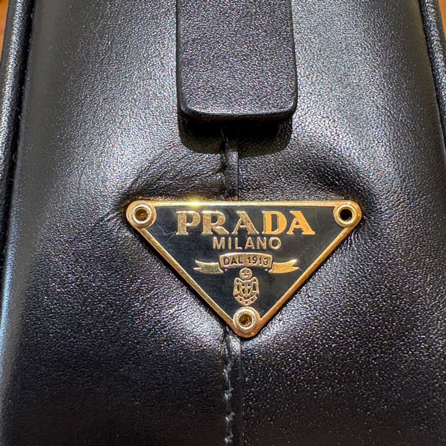 已售出!!【經典極簡・時尚收藏】PRADA 黑色牛皮保齡球包|全皮革設計|搭配金屬鎖頭與原廠卡件|義式摩登復古風格首選-11