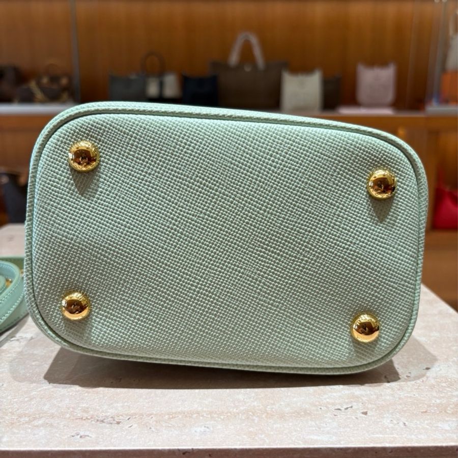 【限量色推薦、優雅滿分】Prada Panier 薄荷綠水桶包｜Saffiano 皮革｜肩背/斜背兩用｜高顏值穿搭首選-2
