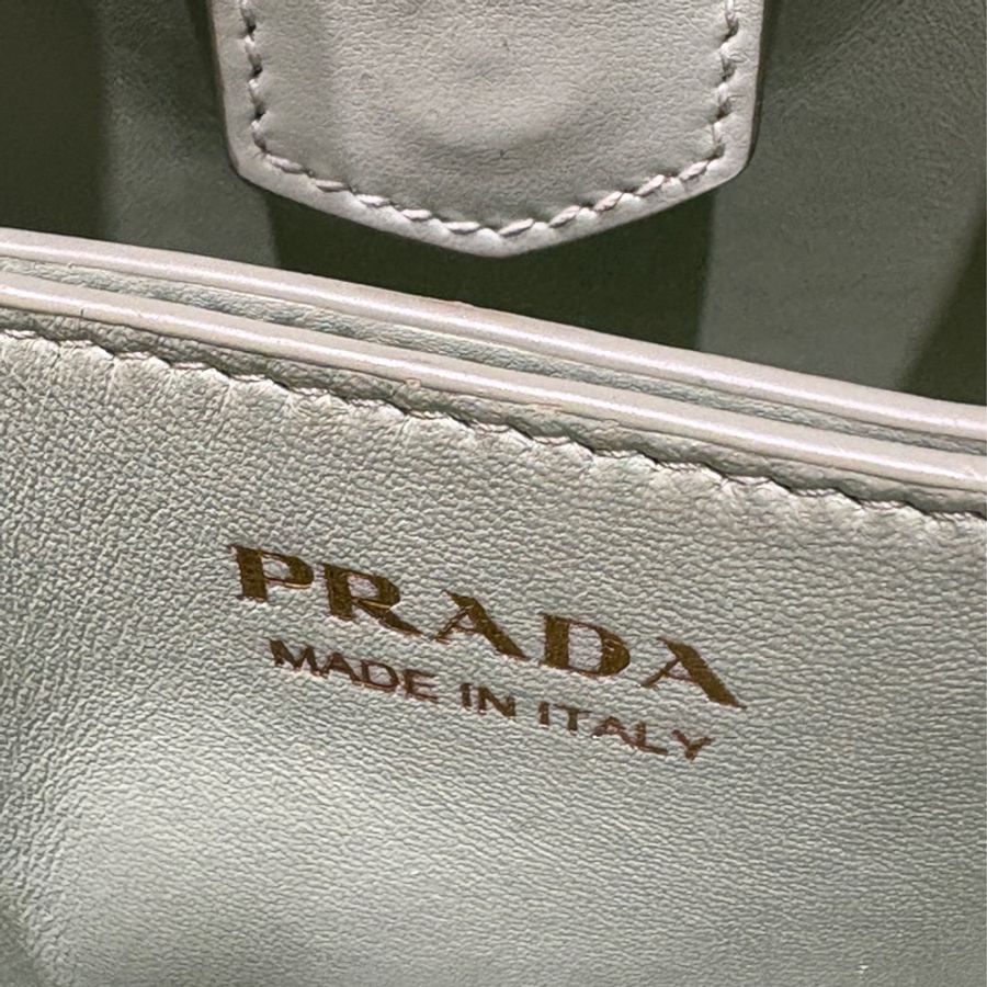 【限量色推薦、優雅滿分】Prada Panier 薄荷綠水桶包｜Saffiano 皮革｜肩背/斜背兩用｜高顏值穿搭首選-4