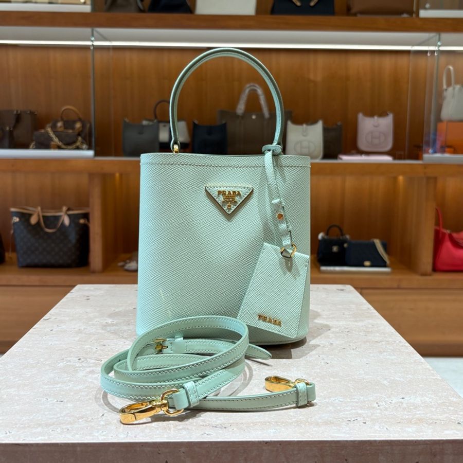 【限量色推薦、優雅滿分】Prada Panier 薄荷綠水桶包｜Saffiano 皮革｜肩背/斜背兩用｜高顏值穿搭首選-5