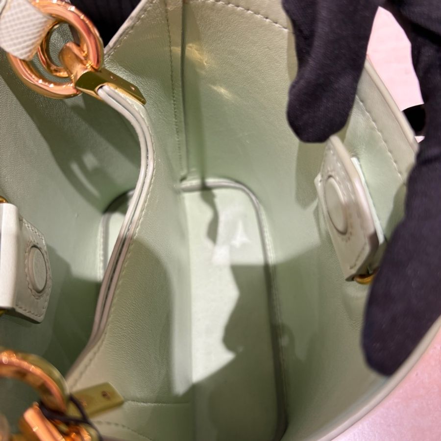 【限量色推薦、優雅滿分】Prada Panier 薄荷綠水桶包｜Saffiano 皮革｜肩背/斜背兩用｜高顏值穿搭首選-8