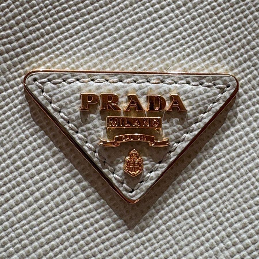 【限量色推薦、優雅滿分】Prada Panier 薄荷綠水桶包｜Saffiano 皮革｜肩背/斜背兩用｜高顏值穿搭首選-11