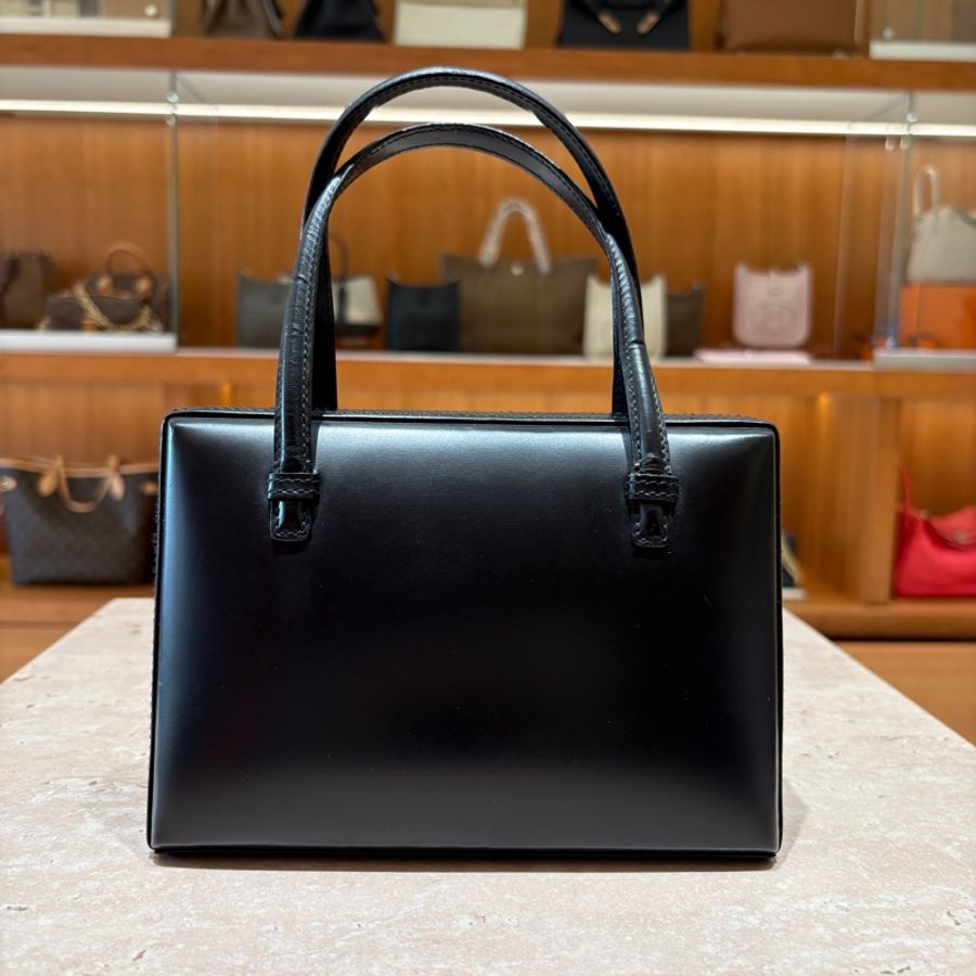 【極簡奢華｜經典再現】LOEWE 博物館小方包 黑色皮革手提包｜幹練俐落造型｜都會時尚首選-1