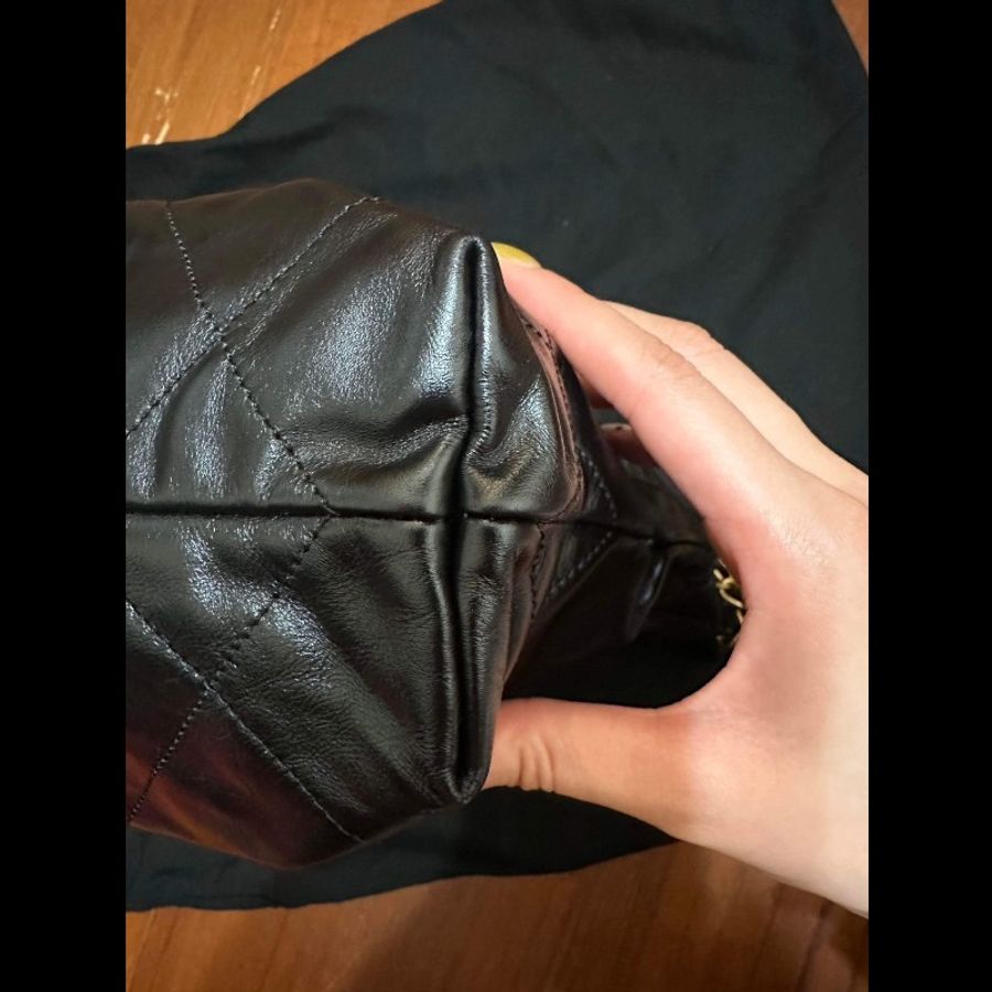CHANEL 22 bag. 黑金小號-12