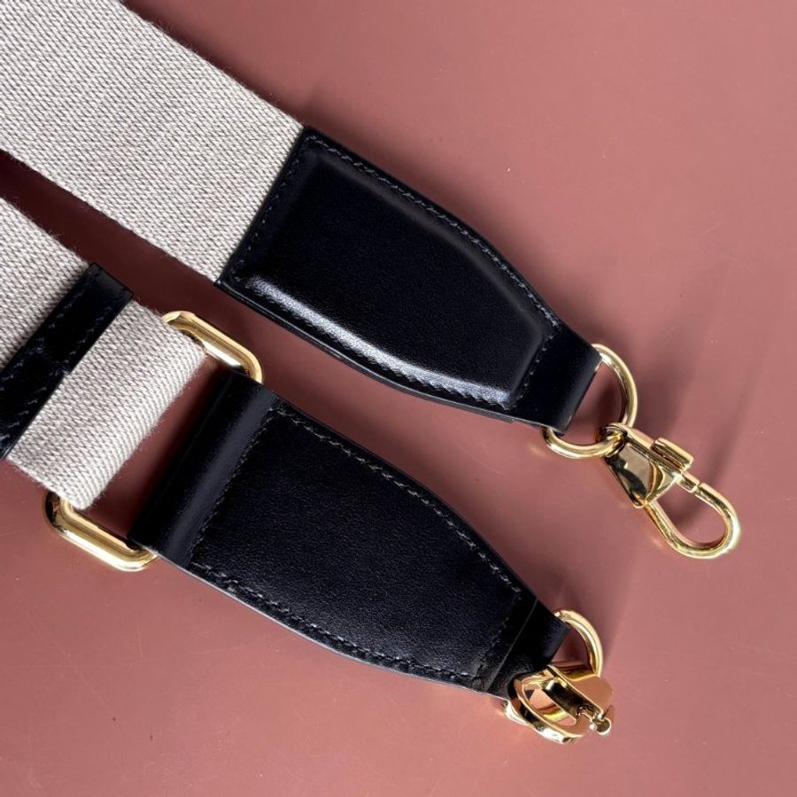 ::GUCCI:: 723776 滿版雙G黑金牛皮壓紋縫線直立手機包-13