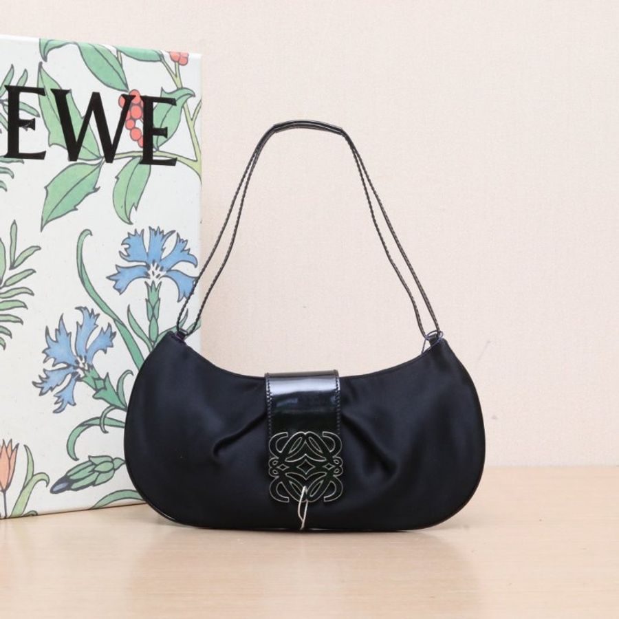 LOEWE 黑色緞面琺瑯扣中古腋下黑銀浮雕LOGO月亮包肩背包-0