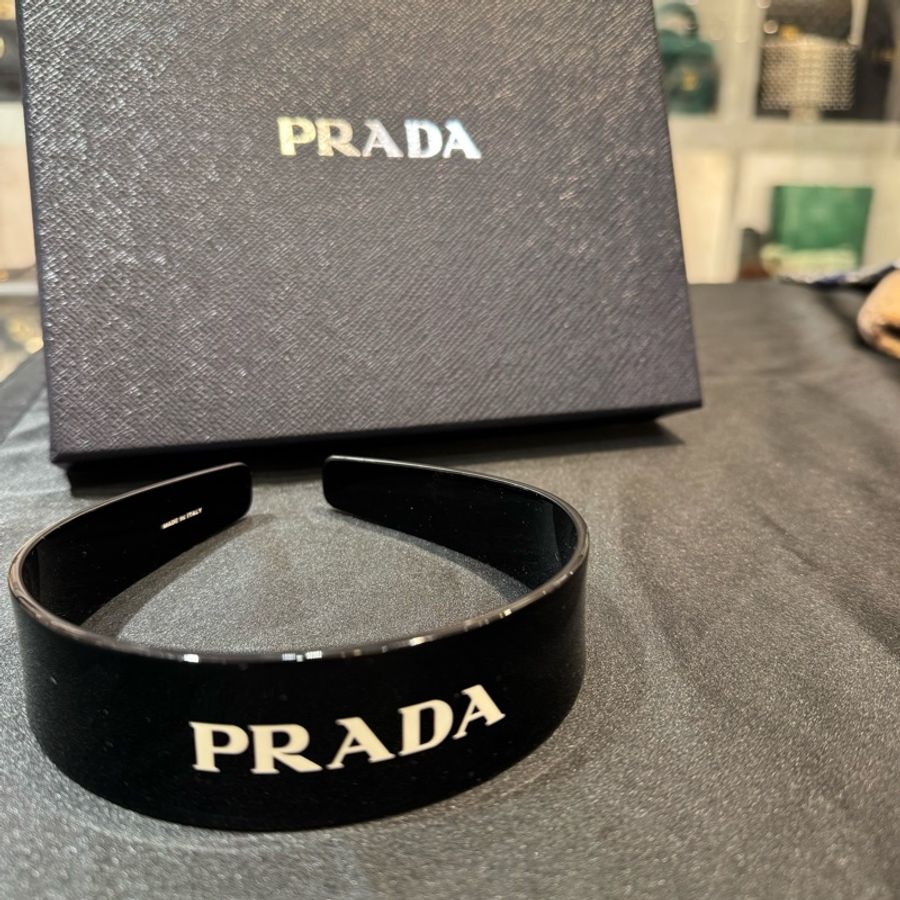 PRADA黑色壓克力白字髮箍-0