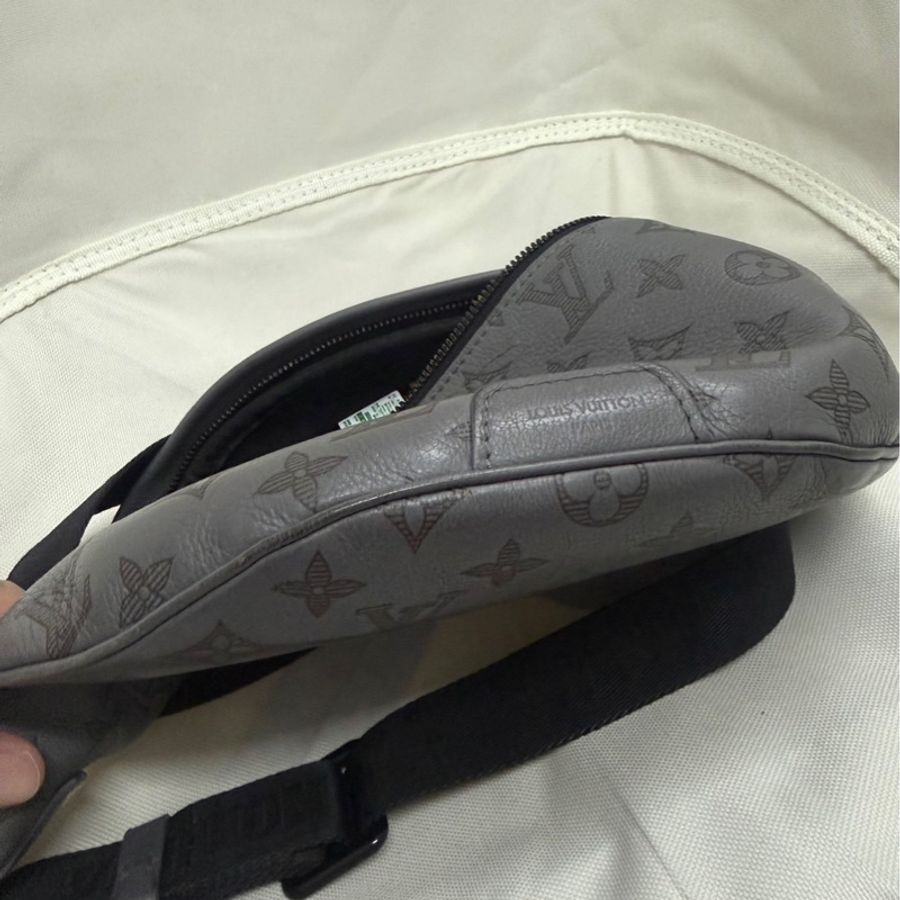 Lv灰色壓紋胸包 男生好看款式-17