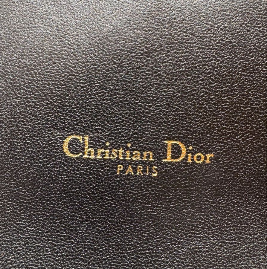 【經典馬鞍、輕巧鏈包】Dior Saddle WOC 鏈帶錢包|黑色荔枝牛皮|金屬 D 字母飾扣|優雅兼具實用性-4