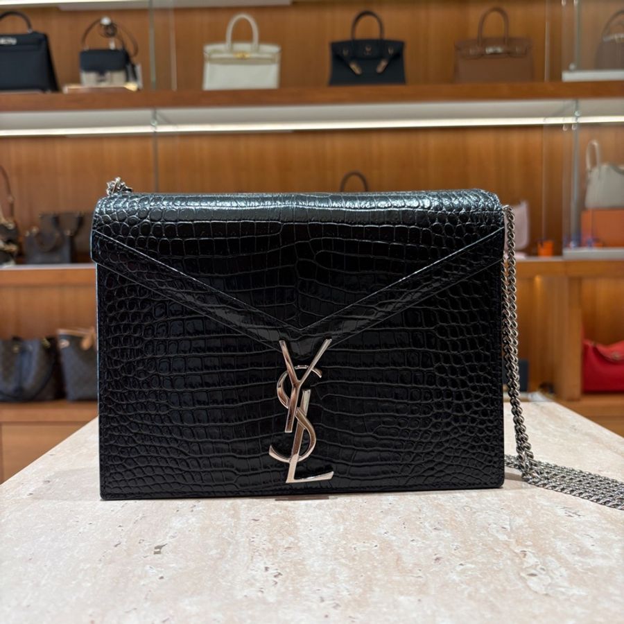 【立體壓紋、信封輪廓】Saint Laurent Cassandra 鱷魚壓紋包|優雅個性兼具|銀色YSL標誌|黑色亮面肩背包-0