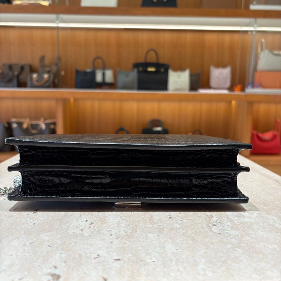 【立體壓紋、信封輪廓】Saint Laurent Cassandra 鱷魚壓紋包|優雅個性兼具|銀色YSL標誌|黑色亮面肩背包-2