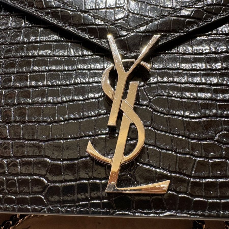 【立體壓紋、信封輪廓】Saint Laurent Cassandra 鱷魚壓紋包|優雅個性兼具|銀色YSL標誌|黑色亮面肩背包-3