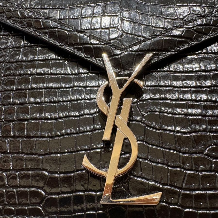 【立體壓紋、信封輪廓】Saint Laurent Cassandra 鱷魚壓紋包|優雅個性兼具|銀色YSL標誌|黑色亮面肩背包-6