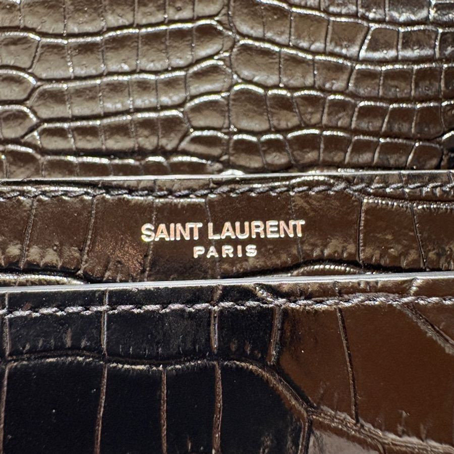 【立體壓紋、信封輪廓】Saint Laurent Cassandra 鱷魚壓紋包|優雅個性兼具|銀色YSL標誌|黑色亮面肩背包-7