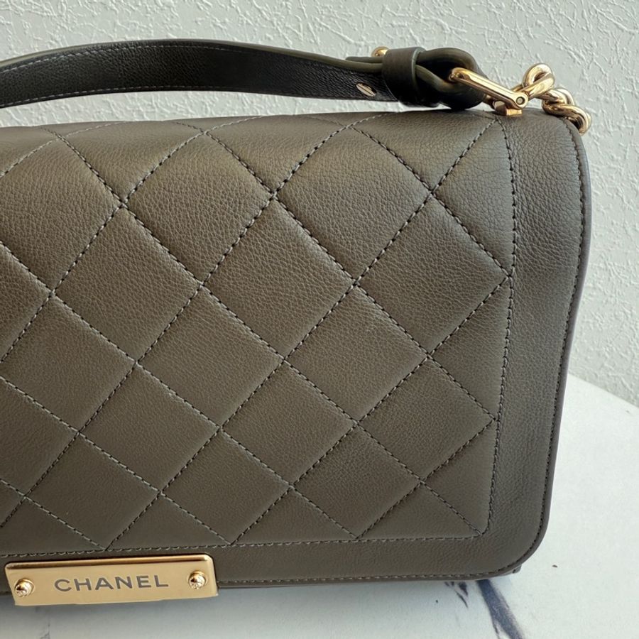 Chanel 最便宜也最好看的灰色斜背包-3