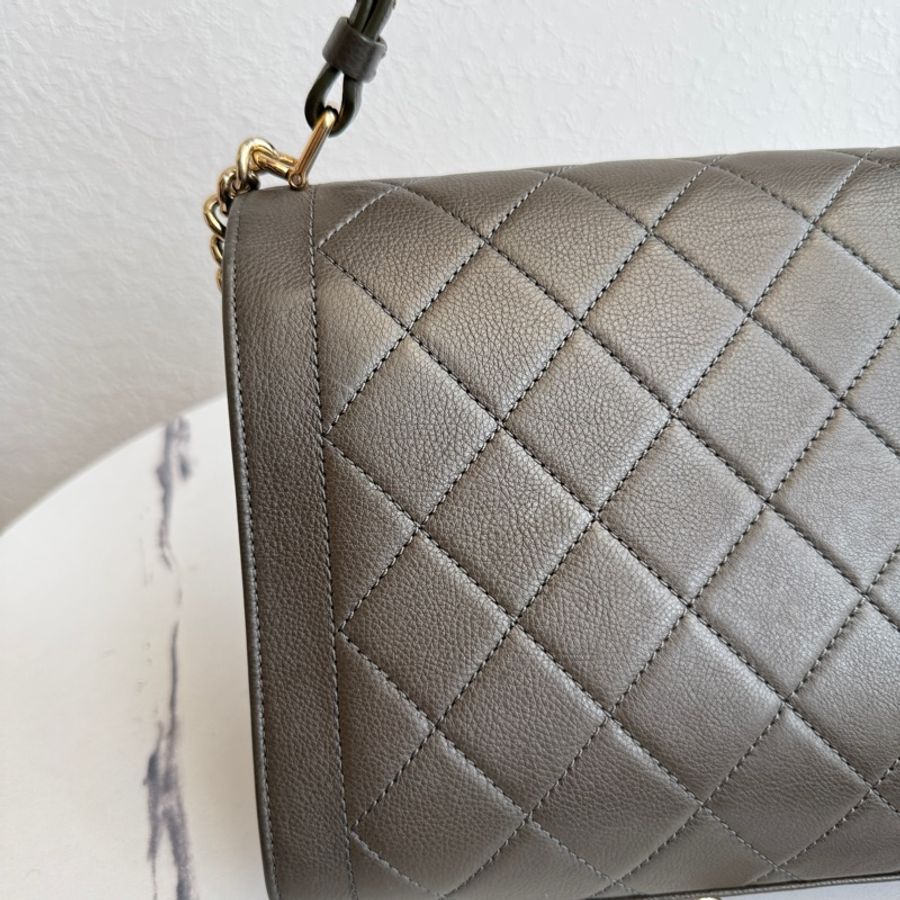 Chanel 最便宜也最好看的灰色斜背包-5