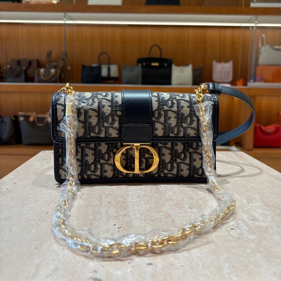 【經典緹花，摩登再詮釋】Dior 30 Montaigne 緹花鏈條包｜Oblique 壓印圖騰｜金屬 CD Logo｜深藍色斜背包-0