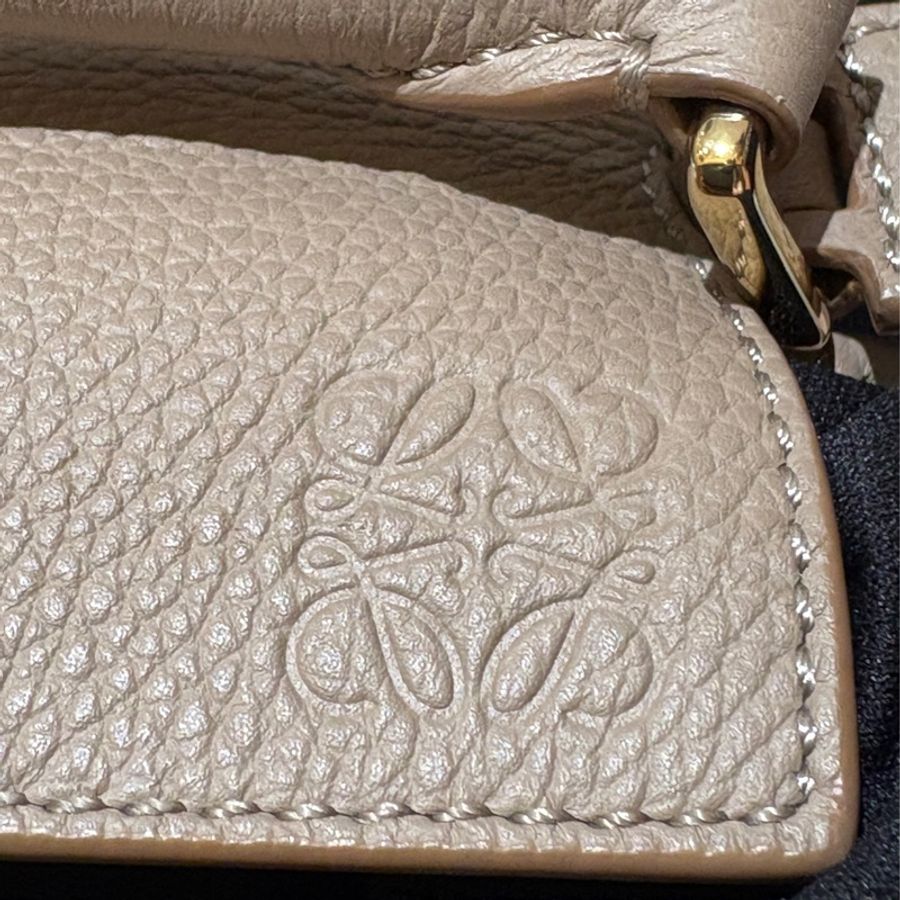 #閒置新 LOEWE Puzzle Bag Mini|經典奶茶灰色|柔軟牛皮|金色五金細節|小巧實用卻充滿設計感-5