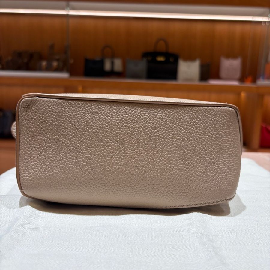 #閒置新 LOEWE Puzzle Bag Mini|經典奶茶灰色|柔軟牛皮|金色五金細節|小巧實用卻充滿設計感-9