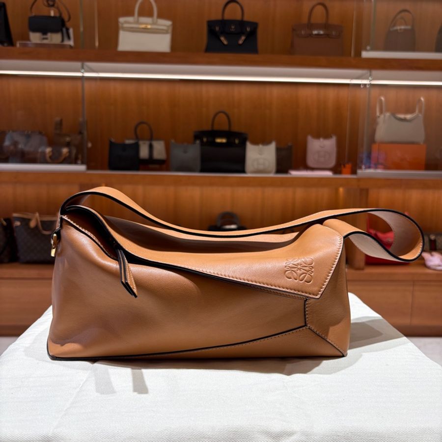 【立體剪裁、低調有型】LOEWE Puzzle Hobo 拼圖包|咖啡色小牛皮|柔軟大容量設計|兼具藝術感與實用性-0