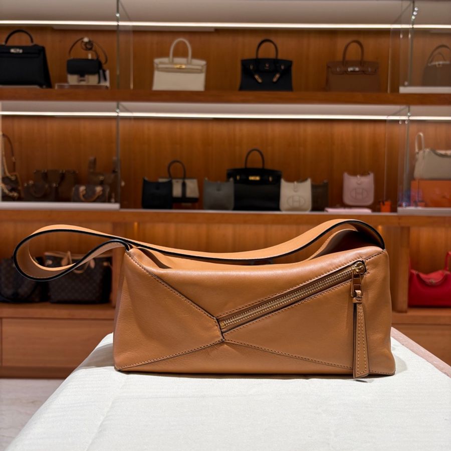 【立體剪裁、低調有型】LOEWE Puzzle Hobo 拼圖包|咖啡色小牛皮|柔軟大容量設計|兼具藝術感與實用性-1