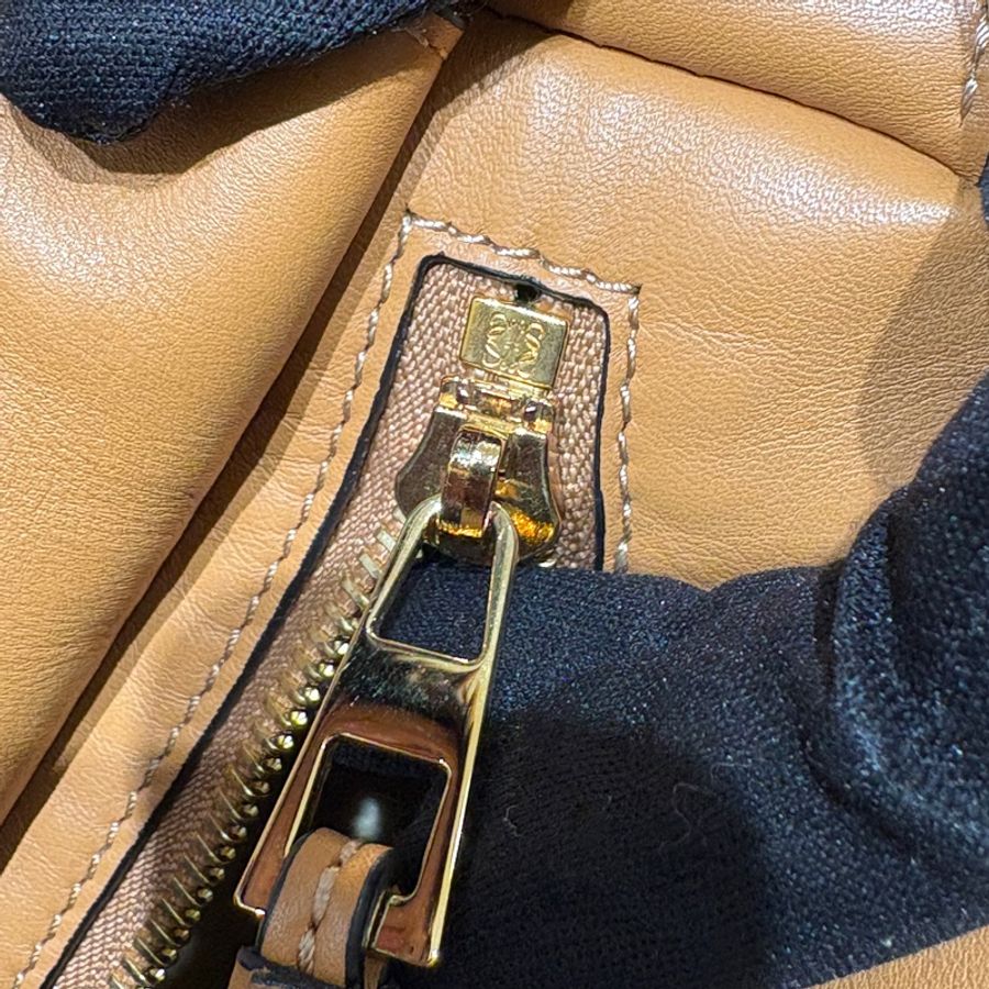 【立體剪裁、低調有型】LOEWE Puzzle Hobo 拼圖包|咖啡色小牛皮|柔軟大容量設計|兼具藝術感與實用性-11