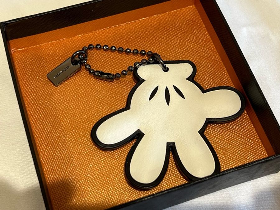 Coach*Disney 聯名限量米奇白手套皮革吊飾(全新閒置品)-1