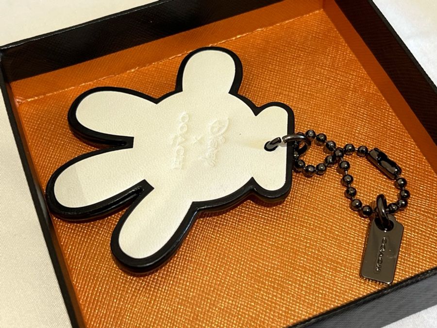Coach*Disney 聯名限量米奇白手套皮革吊飾(全新閒置品)-2