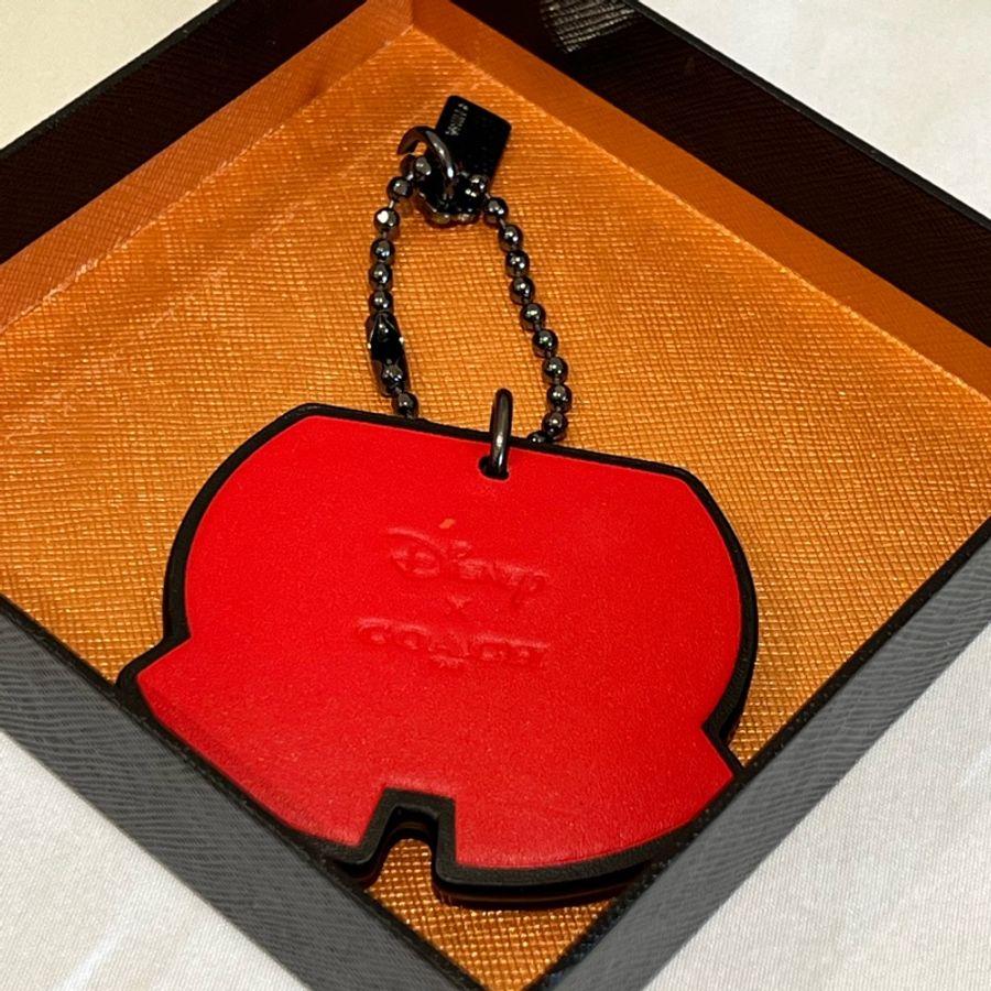 Coach*Disney 聯名限量米奇紅褲子皮革吊飾(全新閒置品)-2