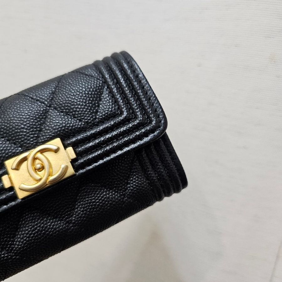 [夯夯品項😆] Chanel黑荔枝皮霧金釦Boy下蓋卡包-3